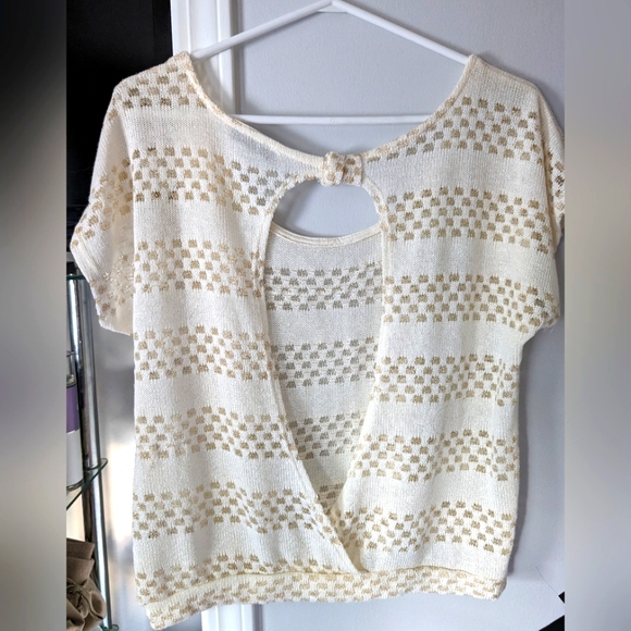 2 for $20 - EUC Open back shirt, amazing for summer! - Picture 2 of 3